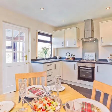 Kents Bank - Pet Friendly With Bay Views * Grange-over-Sands